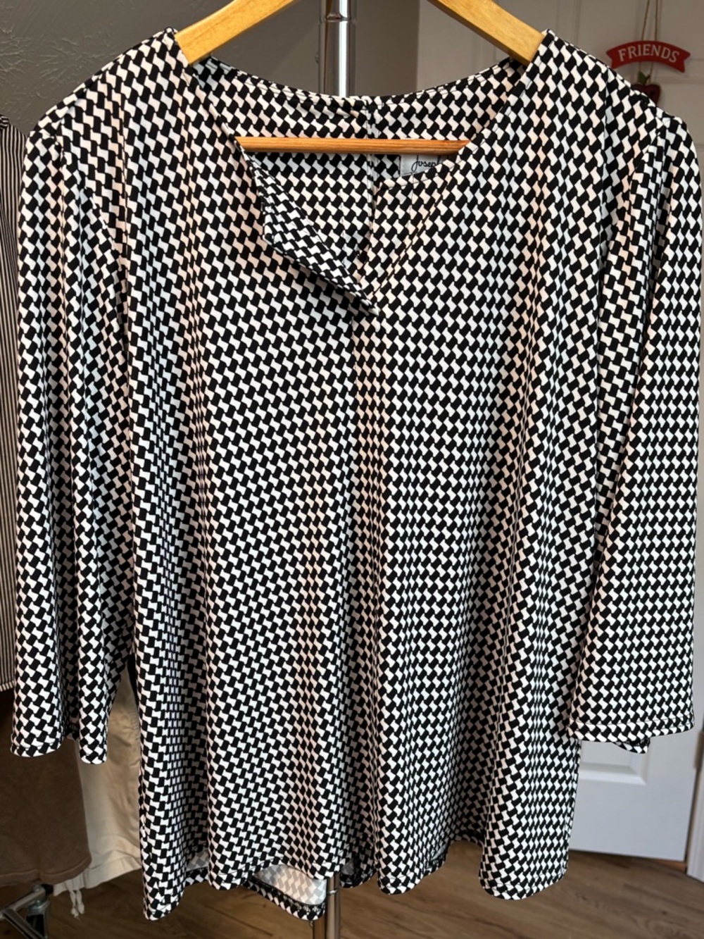 Josh Ribkoff geometric split neckline top with 3/4 sleeve, size 6